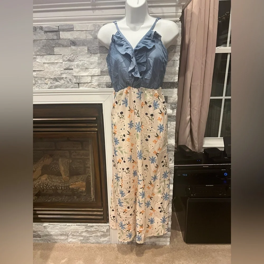 Chicmatchy Blue & Cream Floral Maxi Dress | Size Small | NWOT